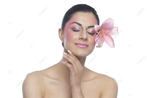 눈을 감고 있는 아름다운 여성 사진 배경 및 무료 다운로드를위한 그림 pngtree