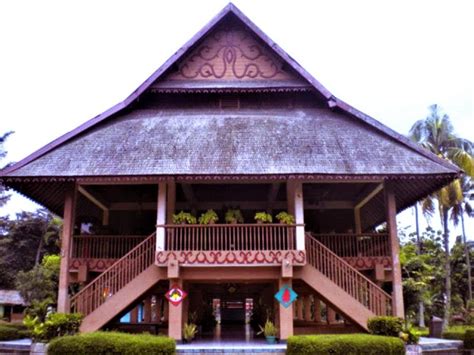 Mengenal Rumah Adat Walewangko, Rumah Besar Suku Minahasa ...