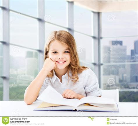 Menina Do Estudante Que Estuda Na Escola Foto De Stock Imagem De