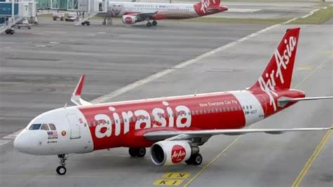 airasia flight makes emergency landing പക്ഷി ഇടിച്ചു എയര്‍ ഏഷ്യാ വിമാനം അടിയന്തരമായി