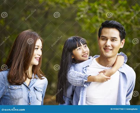 Azjatycka Rodzina Na Wycieczkuje Wycieczce Zdjęcie Stock Obraz Złożonej Z Wschód Hong 91047760