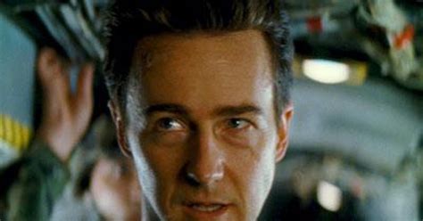 Edward norton's height 6ft 0 (182.9 cm) american actor best known for starring in movies such as american history x, the illusionist, the incredible hulk, birdman, primal fear, rounders, the score and fight club. Modern Family : La nouvelle série ABC adopte Edward Norton ...