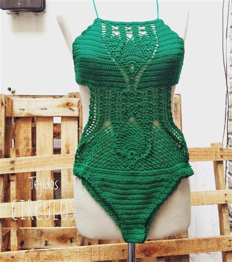 malla o traje de baño elástico tejido al crochet en color verde esmeralda consultas por privado