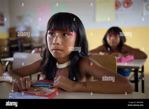 Los Niños Indios De Xingu Ir A La Escuela Construida En La Aldea Por El