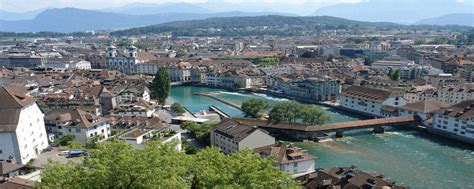 О городе под названием geneva ещё упоминал гай юлий цезарь, но поселение, где река рона вытекает из большого озера, появилось здесь задолго до прихода римлян. Женева - один из самых дорогих городов мира
