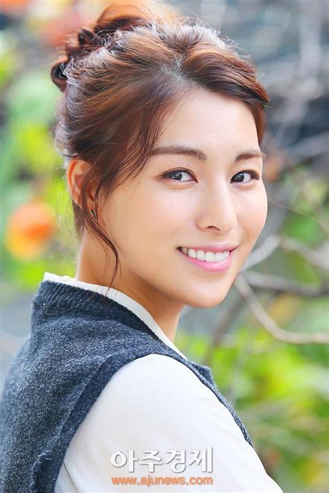 25일 김정화 소속사 솔트엔터테인먼트 관계자는 남편 유은성의 동성애 관련 발언에 대해 심려 끼쳐 드려서. AJU포토 김정화, '아름다운 미소' (디데이 인터뷰) - 아주경제