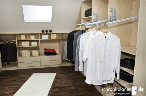 Das projekt haus bauen ist für die meisten leute eine große herausforderung. Ankleide | Schrank planen, Schrank selbst gestalten ...