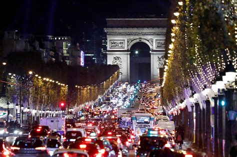 باريس العاصمة الفرنسية اجمل مدن فرنسا السياحية ، مدينة النور أو مدينة الحب كما يحلو للبعض تسميتها، تعتبر باريس منذ عقود مضت وإلى يومنا هذا واحدة من المراكز الرائدة في العالم للأعمال التجارية والأزياء والترفيه و الفن. أضواء عيد الميلاد تنير شارع الشانزليزيه في باريس | قناة الغد