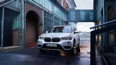Its exterior is characterised by short overhangs and a long wheelbase typical of a sav. BMW X1: Driving Dynamics and Efficiency of the SAV
