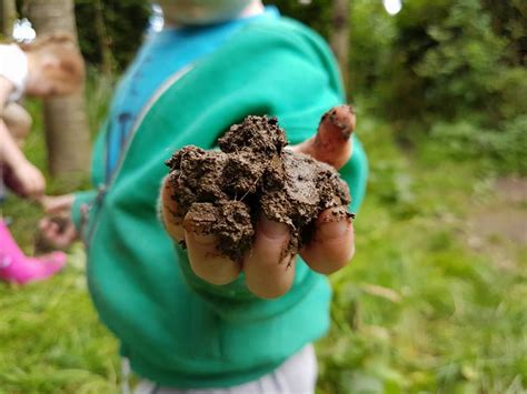 7 Awesome Reasons Why Kids Need To Get Muddy