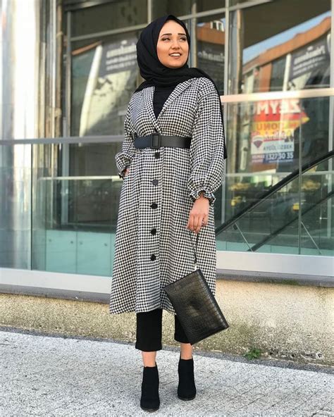 Limage Contient Peut Tre Une Personne Ou Plus Et Personnes Debout Hijab Fashion Fashion