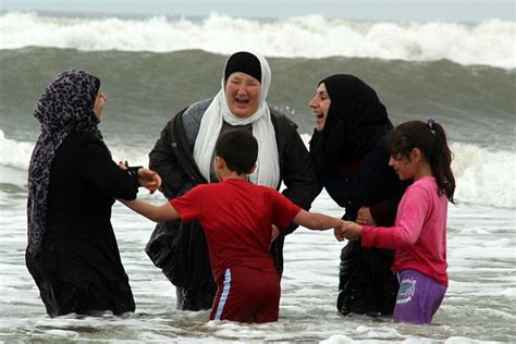 Burkini Clad Syrian Refugees Given Police Escort For Londonderry Beach Barbecue Daily Mail Online
