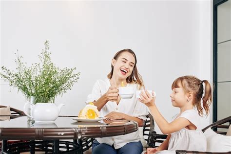 Feliz Bastante Joven Bebiendo Té Y Comiendo Panecillos Caseros Con Hija
