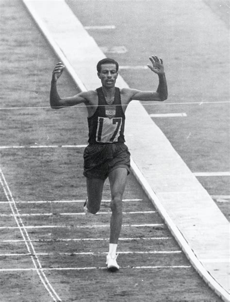 Abebe Bikila Nel 1964 Vinse Le Olimpiadi Di Tokyo Ed Entro Nella