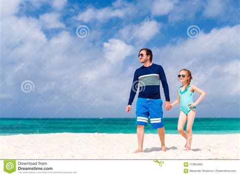 Padre E Hija En La Playa Imagen De Archivo Imagen De Caribe 113954655