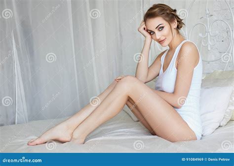 piękna dziewczyna w seksownej białej koszula i majtasach obraz stock obraz złożonej z opieka