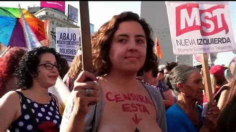 Argentine Des Femmes Manifestent Contre L Interdiction D Tre Seins