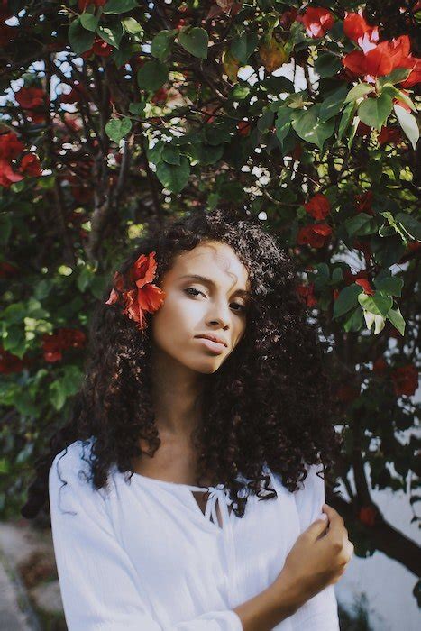 9 Enchanting Portraits With Flowers To Inspire You