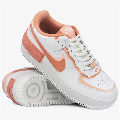 Originally released in '82 under the name 'air force' and designed by one of nike's top designers, bruce kilgore, the sneaker was initially released as a high top performance kick to up your. NIKE AIR FORCE 1 SHADOW CJ1641-101 | Orange | 109,99 ...