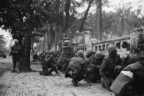 Marines Taking Cover 2 4 1968 Hue Vietnam Vietnam Oorlog Amerikaanse