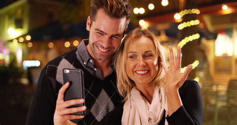 Engaged Couple Facebooking Do's and Don'ts - Marriage Missions International