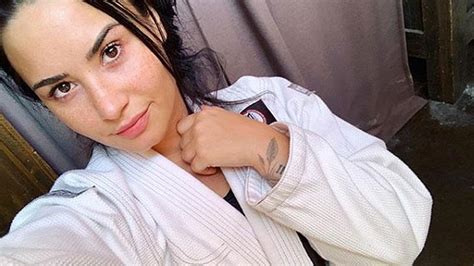 Demi Lovato critica ódio na web Fui cancelada tantas vezes