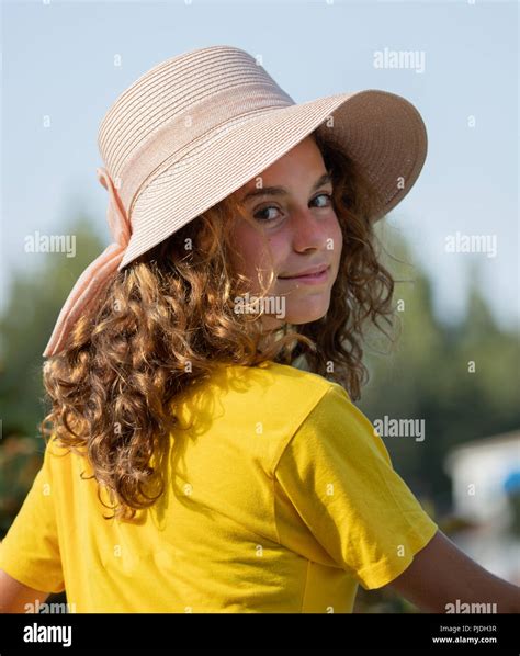 Close Up De Una Niña De 10 Años Con Una Pamela En El Jardín De Su Casa Fotografía De Stock Alamy