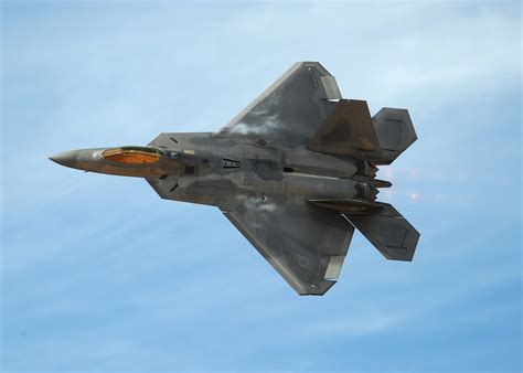 It was designed primarily for combat missions involving air superiority but has secondary capabilities ranging from ground attack and close air support. ARMAS MILITARES: Lockheed Martin/Boeing F-22 Raptor