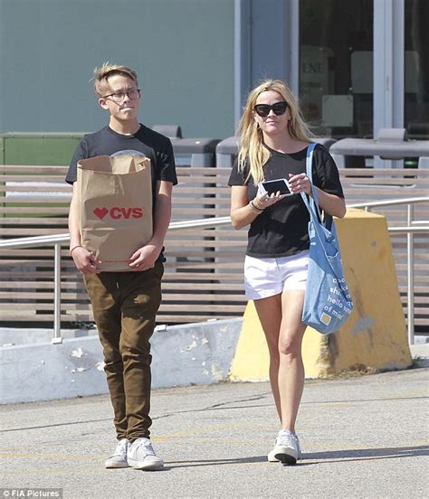 Reese witherspoon риз уизерспун новости риз уизерспун видео книги. Reese Witherspoon looks chic in white shorts while out in LA
