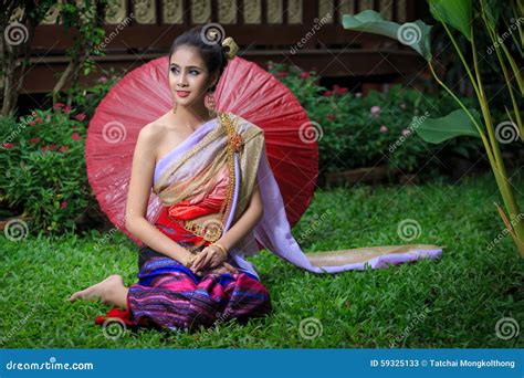 Thaise Vrouw In Traditioneel Kostuum Stock Afbeelding Image Of Kleding Actie 59325133