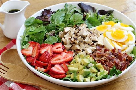 I adore fresh veggies and summer salads. 40+ Hearty & Nourishing Main Dish Salad Recipes