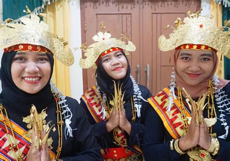 Mencoba Pakaian Tradisional Lampung