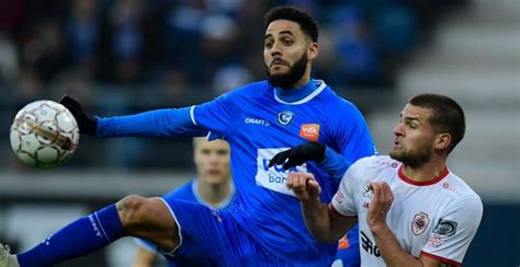 @kaagent sfeergroepen maken doek voor overleden @racinggent medewerker op wedstrijd van. KAA Gent geeft zijn selectie vrij, Asare en Bronn zijn ...
