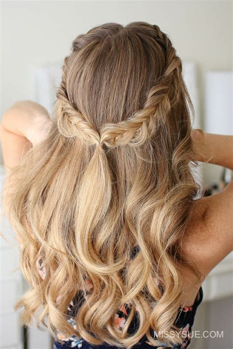 Flechtfrisuren sind im sommer immer praktisch, vor allem wenn man schwimmen geht oder den ganzen tag unterwegs ist. Zopfkranz selber flechten, wellige dunkelblonde Haare ...
