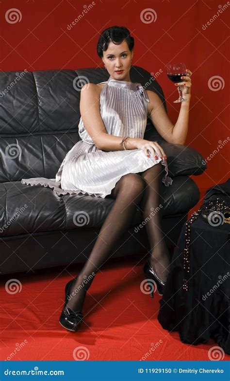 Schöne Junge Frau Mit Einem Glas Wein Stockfoto Bild Von Haltung Weinlese 11929150