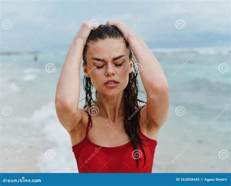 Bella Mujer Sexy En La Playa A Orillas Del Mar Con Traje De Baño Rojo