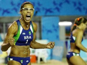 Voleibol de praia (chamado frequentemente no brasil de vôlei de praia e em portugal de vólei de praia) é um desporto praticado na areia da praia ou numa quadra de areia dividida em duas metades por uma rede. Juliana, jogadora de vôlei de praia ~ Volei Fotos