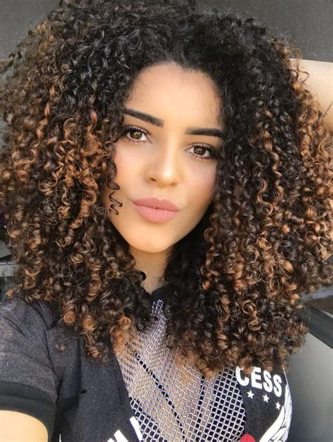 Cores De Cabelo Cacheado Morena Iluminada Curly Hair Techniques Curly Hair Tips Short Curly