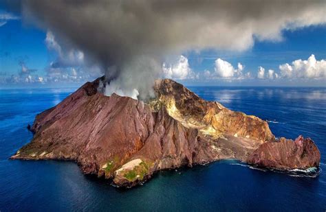 Selbst von dort war die riesige aschewolke zu sehen. White Island: Neuseelands letzte aktive Vulkaninsel in ...