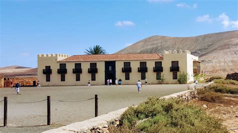 Vuoi vivere in una villa favolosa? The Colonel's Route in Fuerteventura - Things To Do in La ...