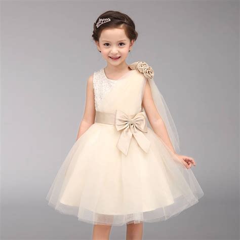 Vestidos de niña para boda: sencillos, trendy y ...