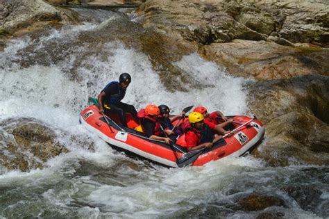 Some rivers will take you through orang asli (aborigines) settlements while others will flow past limestone caves and prehistoric archaeological sites. Top 10 White Water Rafting in Malaysia - iroamingholiday