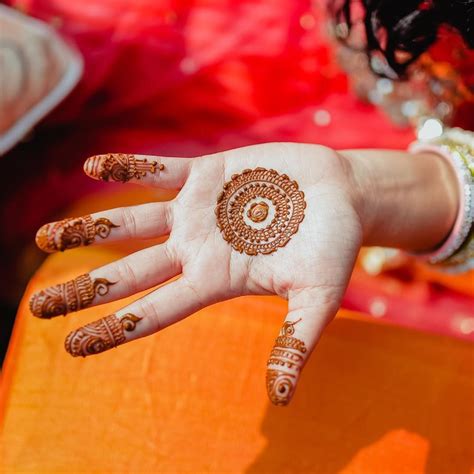 Simple Bridal Mehendi Designs For The Minimalistic Brides Hands