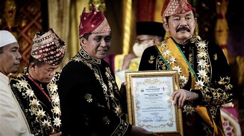 St Burhanuddin Terima Gelar Dari Lembaga Adat Melayu Jambi Kirkaco