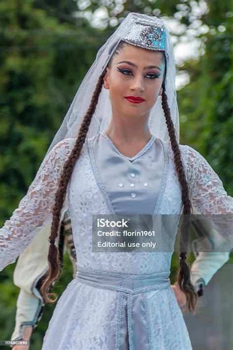 Tänzerin Frau Aus Georgien In Traditioneller Tracht Stockfoto Und Mehr Bilder Von Alt Istock