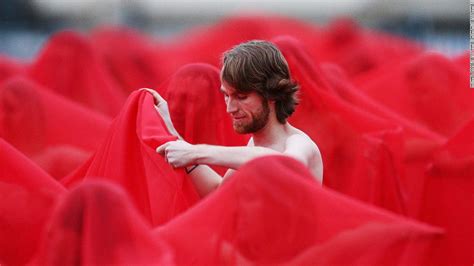 Spencer Tunick Return Of The Nude Installation Shot In Melbourne Cnn Video