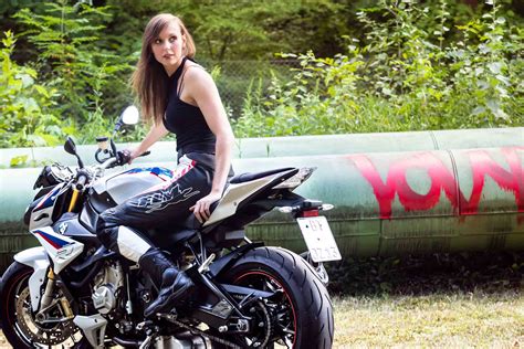 Fokus Aggressiv Nehmen Motorrad Fotoshooting Frauen Lerche Nackt Sympathie