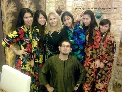 For more information and source, see on this link : 5 Gambar Wajah Ibu Emma Maembong sama jelita ketika zaman ...