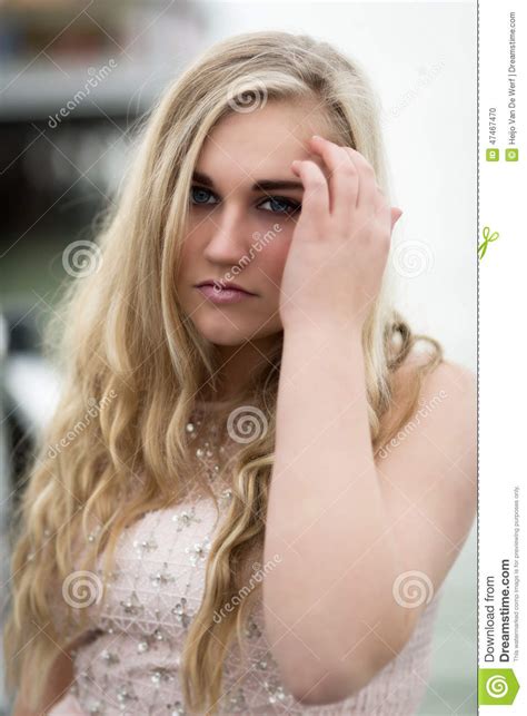 Belle Adolescente Blonde Avec Des Yeux Bleus Photo Stock Image Du Femme Festif 47467470