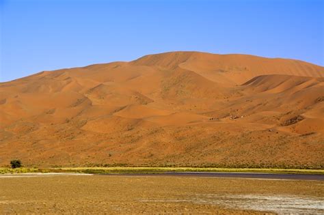 Foto De Pico Bilutu E Lago Salgado Em Badain Jaran Do Deserto Mongólia